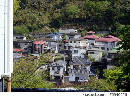 湯本是開往強羅的登山列車的第一站,也是擁有早川風景的名勝。 湯本是開往強羅的登山列車的第一站,也是擁有早川風景的名勝。 76940956