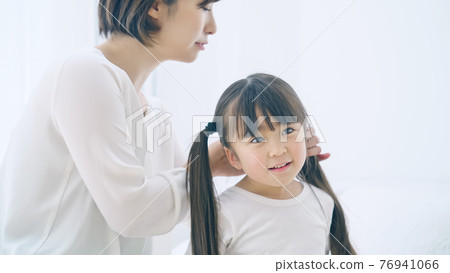 A girl with hair tied, a refreshing childcare image A girl with hair tied, a refreshing childcare image 76941066