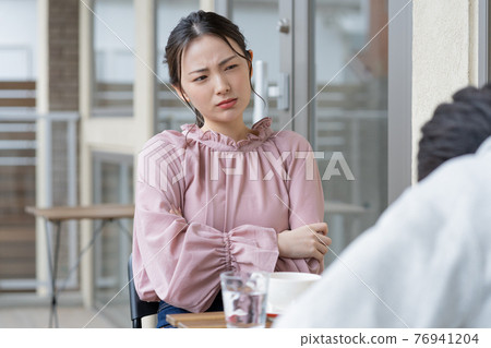 夫妻在咖啡館吵架 76941204