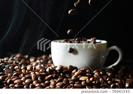 Cup with coffee beans 76941543