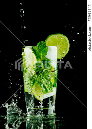 Pouring mojito cocktail 76941545