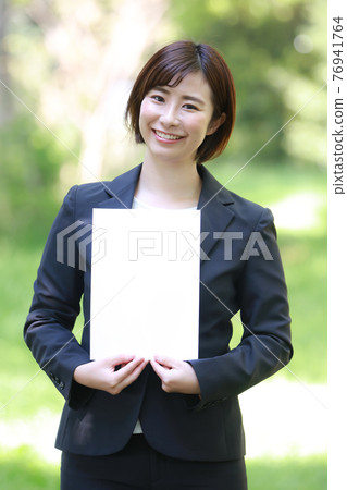 有留言簿的女性僱員 76941764