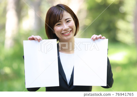 有留言簿的女性僱員 76941765