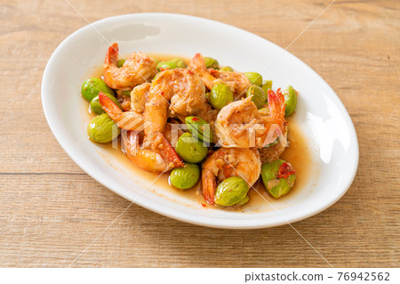 Stir-Fried Twisted Cluster Bean with Shrimp Stir-Fried Twisted Cluster Bean with Shrimp 76942562