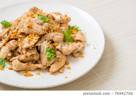 stir-fried chicken with garlic 76942788