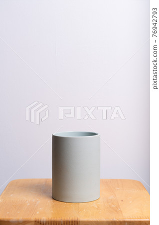 clay flower pot 76942793