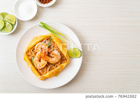 Thai stir fried noodles with shrimps and egg wrap (Pad Thai) 76942882