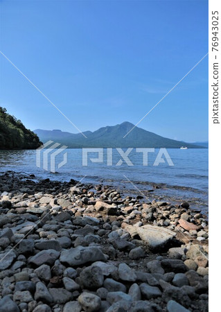 從支笏湖湖岸眺望風吹山和樽前山 從支笏湖湖岸眺望風吹山和樽前山 76943025