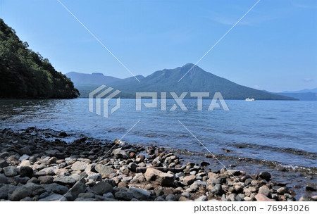從支笏湖湖岸眺望風吹山和樽前山 從支笏湖湖岸眺望風吹山和樽前山 76943026
