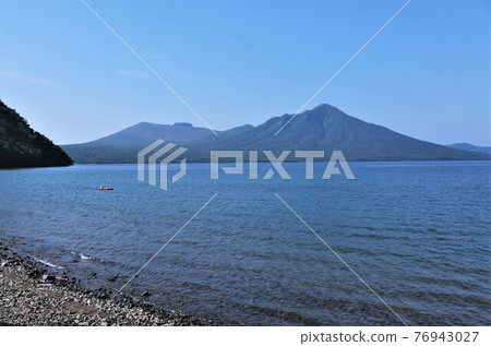 從支笏湖湖岸眺望風吹山和樽前山 從支笏湖湖岸眺望風吹山和樽前山 76943027