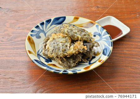 Homemade "Mozuku Tempura" Mozuku tempura, Okinawan cuisine, local cuisine. Serve with Worcestershire sauce. 76944171