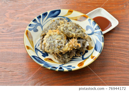 Homemade "Mozuku Tempura" Mozuku tempura, Okinawan cuisine, local cuisine. Serve with Worcestershire sauce. 76944172