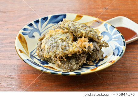 Homemade "Mozuku Tempura" Mozuku tempura, Okinawan cuisine, local cuisine. Serve with Worcestershire sauce. 76944176