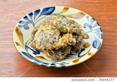 Homemade "Mozuku Tempura" Mozuku tempura, Okinawan cuisine, local cuisine. Serve with Worcestershire sauce. Homemade "Mozuku Tempura" Mozuku tempura, Okinawan cuisine, local cuisine. Serve with Worcestershire sauce. 76944177