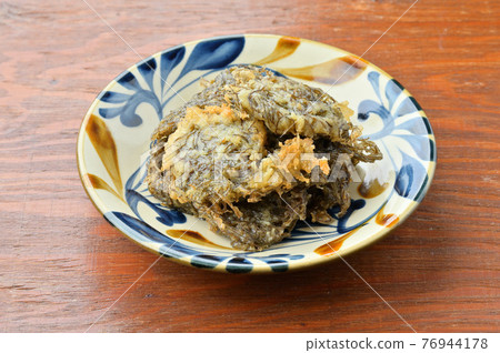Homemade "Mozuku Tempura" Mozuku tempura, Okinawan cuisine, local cuisine. Serve with Worcestershire sauce. 76944178