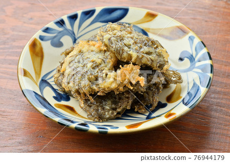 Homemade "Mozuku Tempura" Mozuku tempura, Okinawan cuisine, local cuisine. Serve with Worcestershire sauce. 76944179