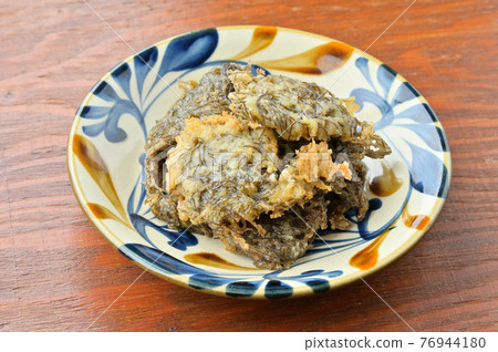 自製“Mozuku Tempura”Mozuku天婦羅，沖繩美食，當地美食。與伍斯特沙司一起食用。 76944180