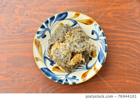 Homemade "Mozuku Tempura" Mozuku tempura, Okinawan cuisine, local cuisine. Serve with Worcestershire sauce. 76944181