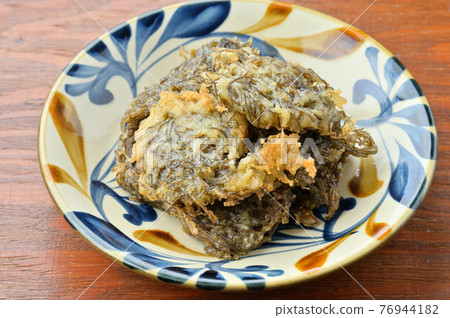 Homemade "Mozuku Tempura" Mozuku tempura, Okinawan cuisine, local cuisine. Serve with Worcestershire sauce. 76944182