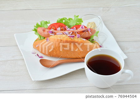 Breakfast hot dog image. Put sausage grilled and tomato lettuce in bread. 76944504