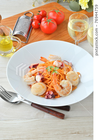 Shrimp, scallop and octopus tomato cream pasta, Italian pasta, spaghetti, Italian food. 76944759