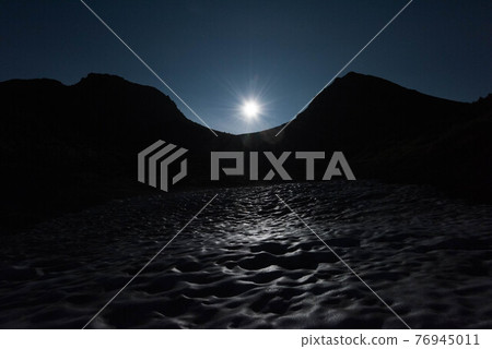 月亮照亮了三峰的夜雪谷 月亮照亮了三峰的夜雪谷 76945011
