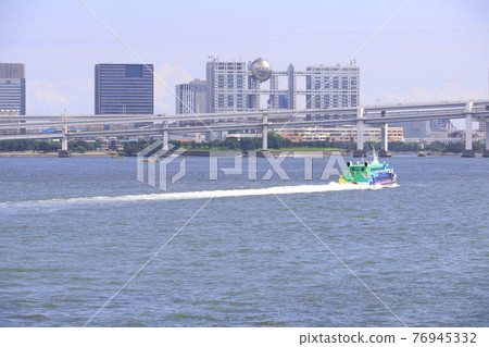 Jetfoil, a high-speed ship that runs in Tokyo Bay against the backdrop of the Odaiba building Jetfoil, a high-speed ship that runs in Tokyo Bay against the backdrop of the Odaiba building 76945332