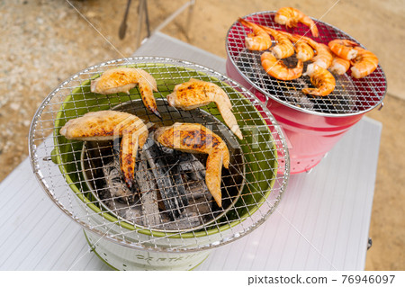 Chicken wings & shrimp 76946097