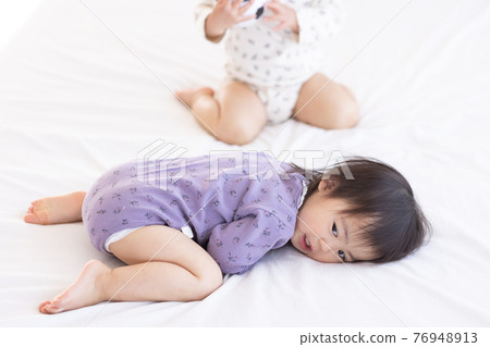 蹣跚學步躺在床上 蹣跚學步躺在床上 76948913