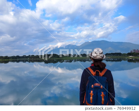 旅人與美麗的湖泊倒影 旅人與美麗的湖泊倒影 76949912