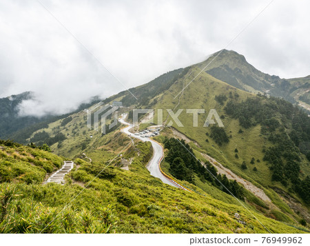 高山的登山路徑 高山的登山路徑 76949962