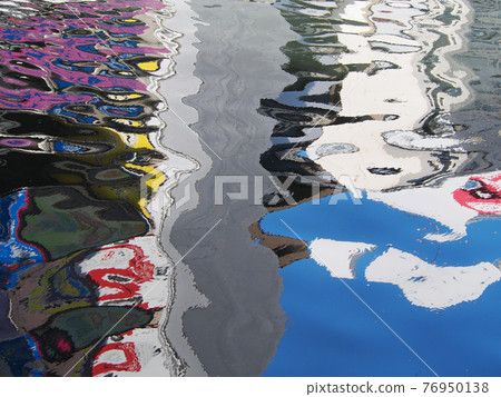 大阪府道頓堀的景色倒映在水面上 76950138