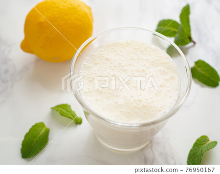 酸奶奶昔和檸檬 酸奶奶昔和檸檬 76950167