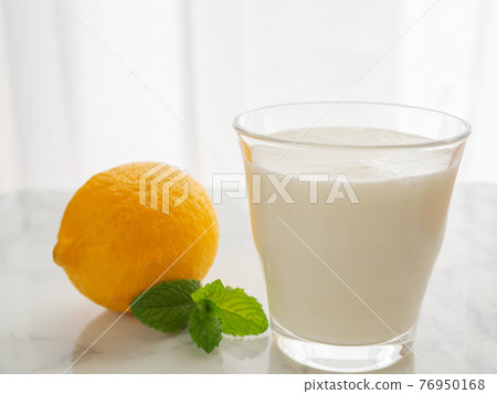 Yogurt smoothie and lemon 76950168