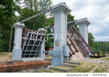 Gateways sluice (locks) 76950648