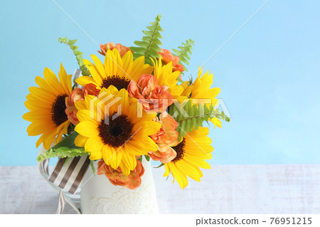 Sun flower arrangement 76951215
