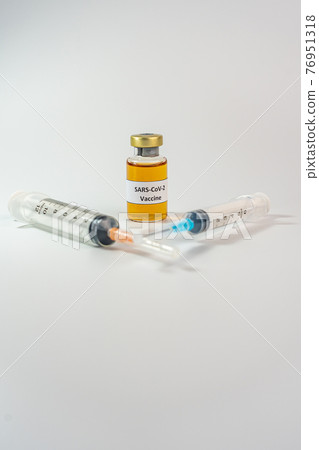 Sars-CoV-2 vaccine bottle and syringes on white background 76951318
