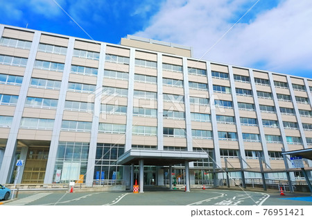 [Tottori Prefecture] Tottori Prefectural Government Building in fine weather 76951421