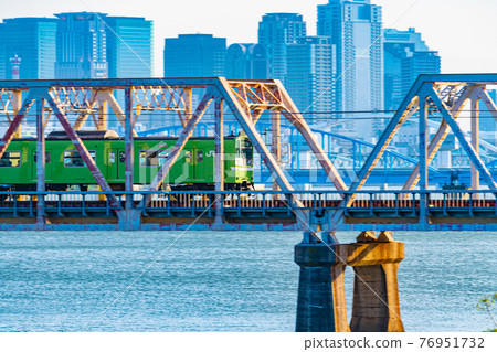 火車和建築物 76951732