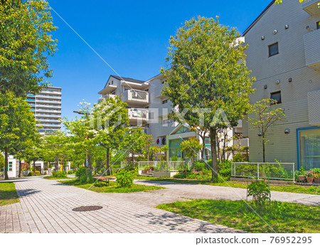 Quiet residential area and blue sky 76952295