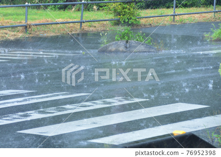Rain hitting the road 76952398