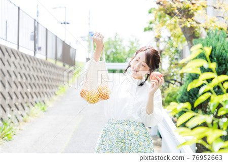 A portrait of a woman who makes you feel botanical A portrait of a woman who makes you feel botanical 76952663