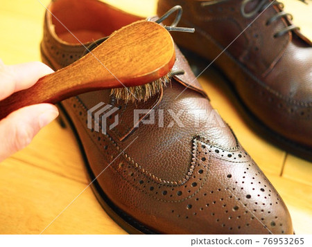 Brushing leather shoes Leather shoes Business Business shoes Brushing leather shoes Leather shoes Business Business shoes 76953265