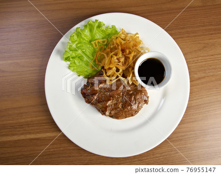 grilled t-bone steak grilled t-bone steak 76955147