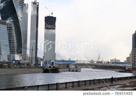 April 3, 2021, Moscow, Taras Shevchenko embankment, pedestrian bridge over the river, skyscrapers, mood 2 April 3, 2021, Moscow, Taras Shevchenko embankment, pedestrian bridge over the river, skyscrapers, mood 2 76955485