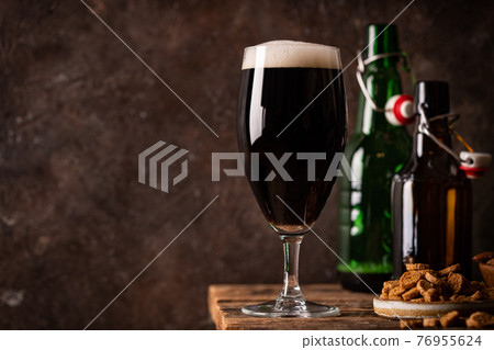 Glass of dark beer 76955624