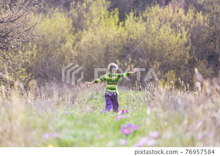 Runing girl 76957584