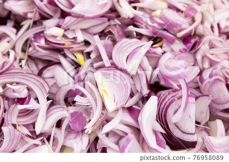 Red indian onion sliced 76958089