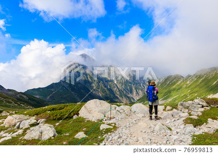 遠眺剱剱壯麗山巒的女人 遠眺剱剱壯麗山巒的女人 76959813