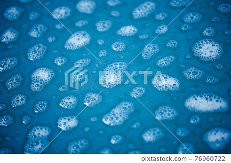 foam spots on blue water 76960722